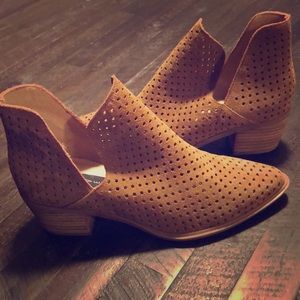 *NEVER WORN* Steven by Steve Madden booties